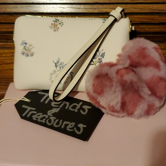 Boxed Coach Daffodil Wristlet & Charm Set - Picture 4 of 6